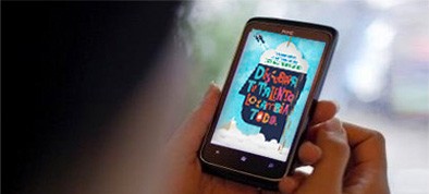 Un joven consulta la web del Concurso Escolar desde su móvil
