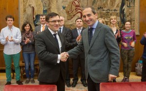 Alberto Durán y el rector Alfonso Sánchez se saludan tras suscribir el acuerdo