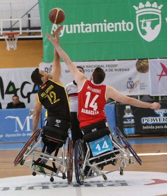 Bill Latham (del ILUNION) y Manning (del AMIAB) en el salto inicial de uno de los cuartos 
