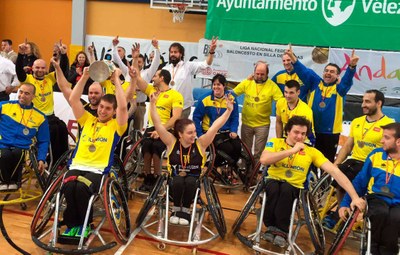 El equipo al completo festejando el triunfo sobre la cancha