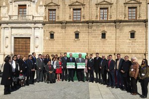 Foto de familia de los asistentes ante la fachada del Parlamento de Andalucía