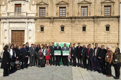 Foto de familia de los asistentes ante la fachada del Parlamento de Andalucía