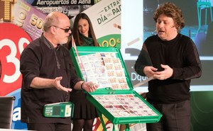 Actores del grupo Imprebis, que amenizó el acto, en plena actuación