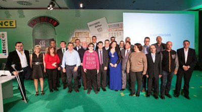 Foto de familia de los vendedores galardonados con el presidente y el director general de la ONCE