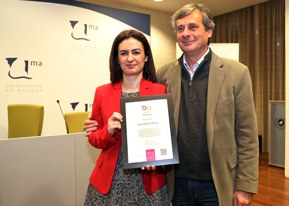 José Francisco Murillo y Gemma Rodríguez muestran el certificado del Sello Becqual Plus