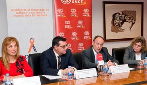 Mesa de la firma del convenio con la Asocación de afectados por accidentes de tráfico
