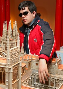 Otro estudiante afiliado hace lo propio con la maqueta de la catedral de Burgos