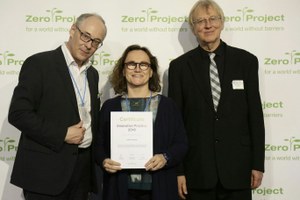 Sabina Lobato (en el centro) recoge la distinción
