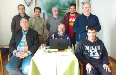 Salov (sentado a la izquierda), Jesús García (sentado en el centro) y los ajedrecistas afiliados que han realizado el curso, en El Escorial