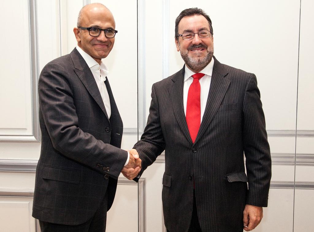 Saludo entre Miguel Carballeda (a la izquierda) y Satya Nadella