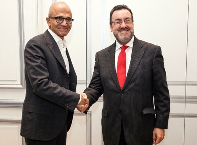 Saludo entre Miguel Carballeda (a la izquierda) y Satya Nadella