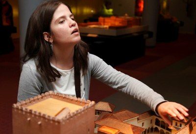 Una joven ciega reconoce al tacto la maqueta de la Alhambra que se expone en el Museo Tiflológico de la ONCE
