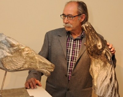Emilio Sánchez con dos de sus esculturas