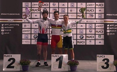 Alfonso Cabello (en el centro del podio) luce su medalla de oro en el Mundial