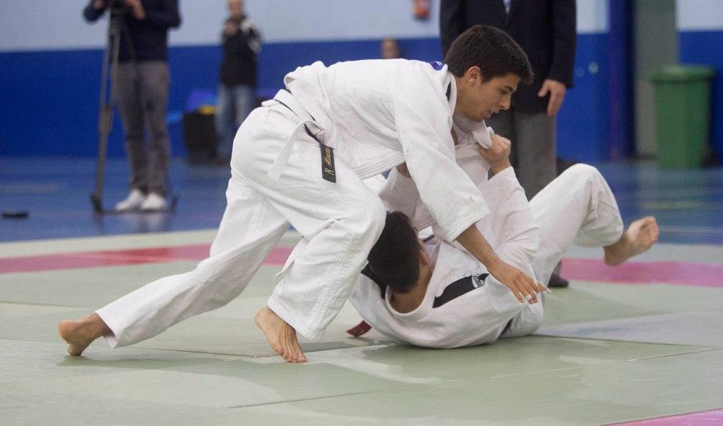 Álvaro Gavilán, dominando a uno de sus contrincantes en uno de los combates del campeonato