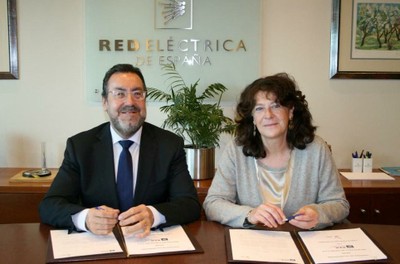 Ana Cuevas (a la izquierda) y Miguel Carballeda, tras la firma del acuerdo