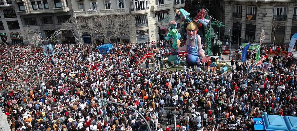 Aspecto de la Falla Convento Santa Clara 'Telefónica' con cientos de visitantes a su alrededor