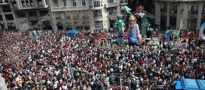 Aspecto de la Falla Convento Santa Clara 'Telefónica' con cientos de visitantes a su alrededor