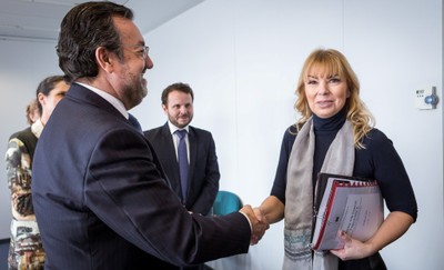La comisaria Bienkowska saluda a Miguel Carballeda a su llegada a la reunión
