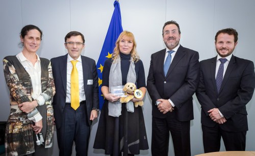 La delegación española al completo, con Bienkowska (en el centro)