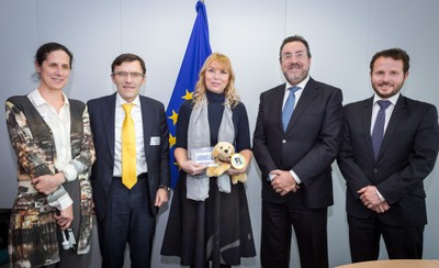 La delegación española al completo, con Bienkowska (en el centro)