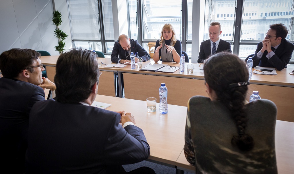 Vista panorámica del encuentro entre la delegación española (en primer plano, de espaldas) y los responsables comunitarios