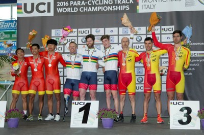 El equipo español de Velocidad con su medalla de bronce, en el podio