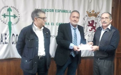 El representante de ILUNION (en el centro) hace entrega del cheque a los miembros de la Asociación de lucha contra el cáncer de León