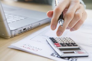 Imagen de un contribuyente rellenando su declaración de IRPF