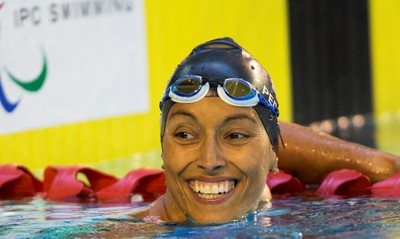 Teresa Perales luce, en la piscina, tras la disputa de una prueba