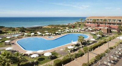 Vista área de la piscina y terrazas del Hotel ILUNION Calas de Conil