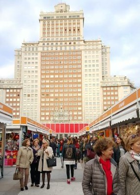 Mercadillo Solidario en Plaza España