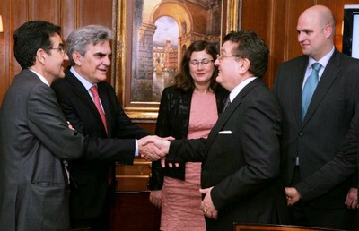 Ángel Sánchez y Valentín García se saludan en presencia de sus colaboradores