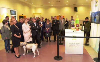 Autoridades, representantes de la ONCE y usuarios de perros guía en la inauguración de la exposición en Tenerife