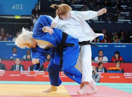 Carmen Herrera (con kimono azul), durante un combate en los pasados Juegos Paralímpicos de Londres