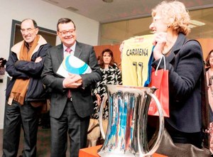 Carmena muestra la camiseta con su nombre, posando junto al trofeo de la Copa del Rey