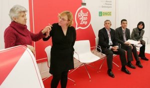 Conchi se dirirge al público asistente auxiliada por su mediadora