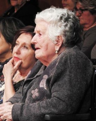 Carmen, emocionada, observa el espectáculo
