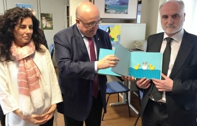 De izquierda a derecha, Ana Dávila, Patxi Baztarrika y Juan Carlos Andueza muestran un cuento infantil en euskera adaptado a braille y relieve
