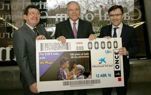 De izquierda a derecha, Ángel Sánchez, Isidro Fainé y Alberto Durán presentan la reproducción del cupón dedicado a Fundación laCaixa