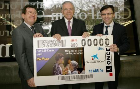 De izquierda a derecha, Ángel Sánchez, Isidro Fainé y Alberto Durán presentan la reproducción del cupón dedicado a Fundación laCaixa