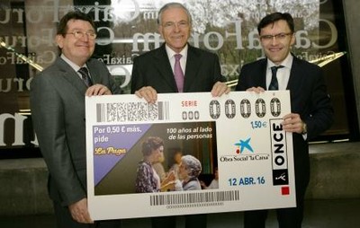 De izquierda a derecha, Ángel Sánchez, Isidro Fainé y Alberto Durán presentan la reproducción del cupón dedicado a Fundación laCaixa