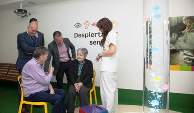 Dos residentes conversan en la Sala de Estimulación en presencia de Miguel Laparra