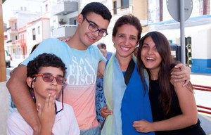 Elena, junto a su madre y sus hermanos