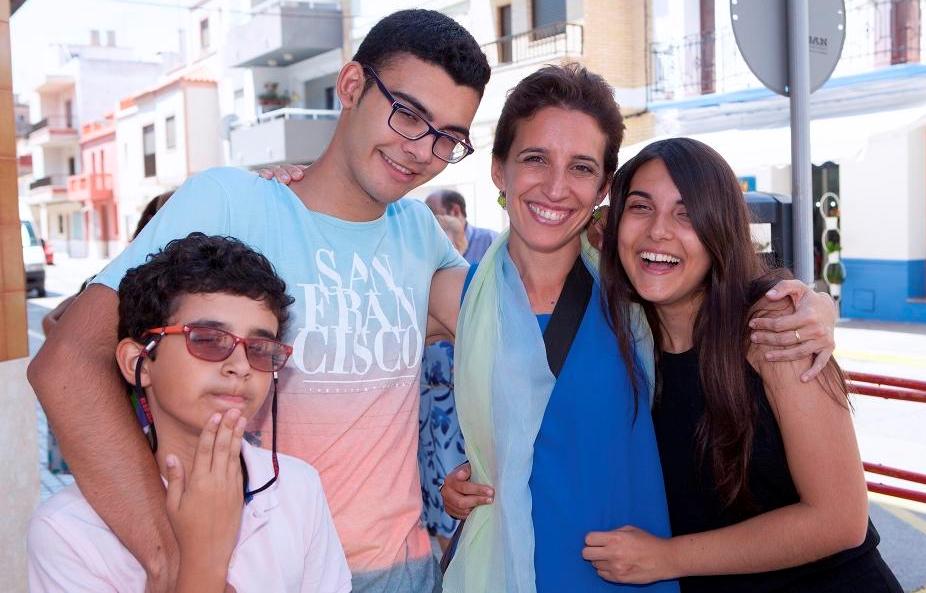 Elena, junto a su madre y sus hermanos
