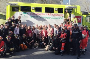 Afiliados y representantes de la ONCE posan junto a bomberos, policías y militares participantes en el simulacro