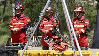 Tres bomberos de la Unidad durante el desarrollo del simulacro