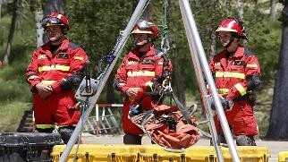 Tres bomberos de la Unidad durante el desarrollo del simulacro