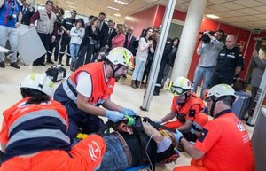 Un grupo de sanitarios simula la atención a un herido en el transcurso del ejercicio 