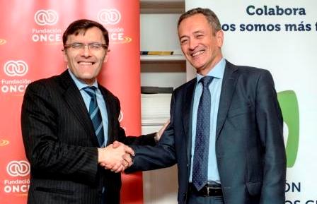 Gonzalo Alonso y Alberto Durán estrechan sus manos tras suscribir el convenio